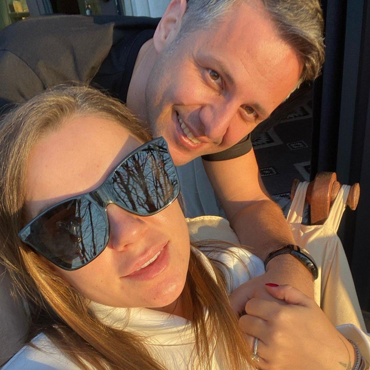 Merve Özbey, bebeğini kucağına aldı