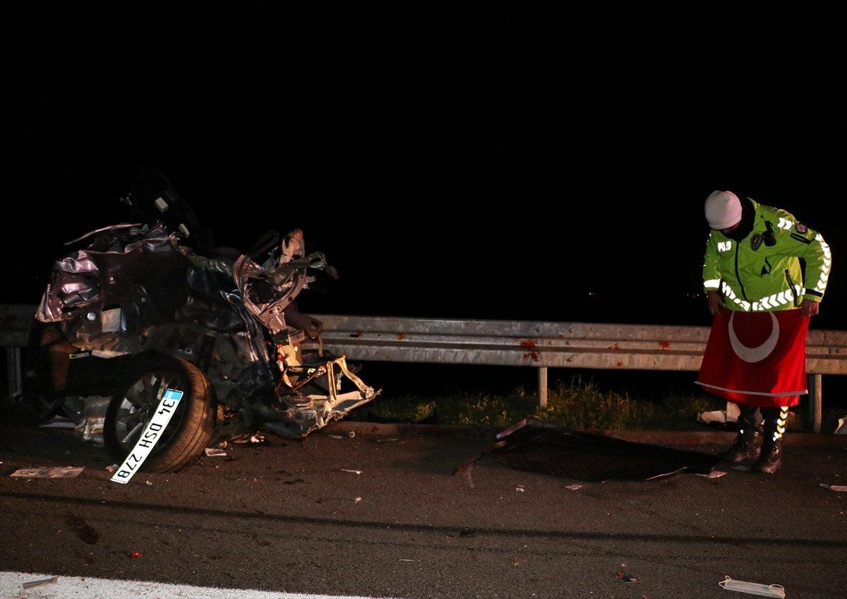 Manisa'da ikiye bölünen araçtan yara almadan kurtuldu