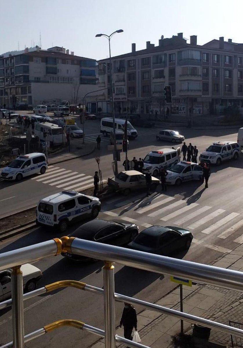Ankara'da çaldığı otomobille polisten kaçarken kaldırıma çarptı