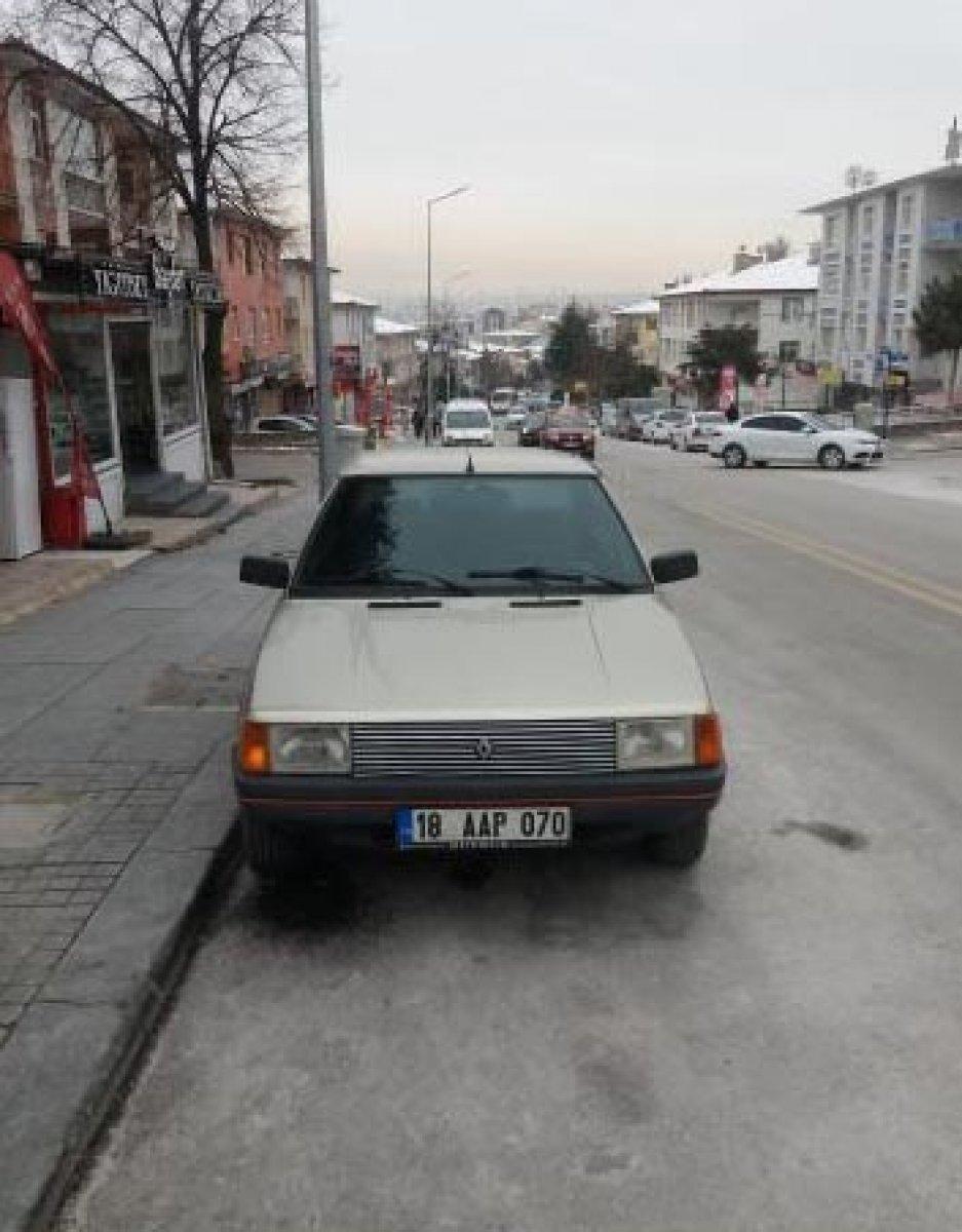 Ankara'da çaldığı otomobille polisten kaçarken kaldırıma çarptı