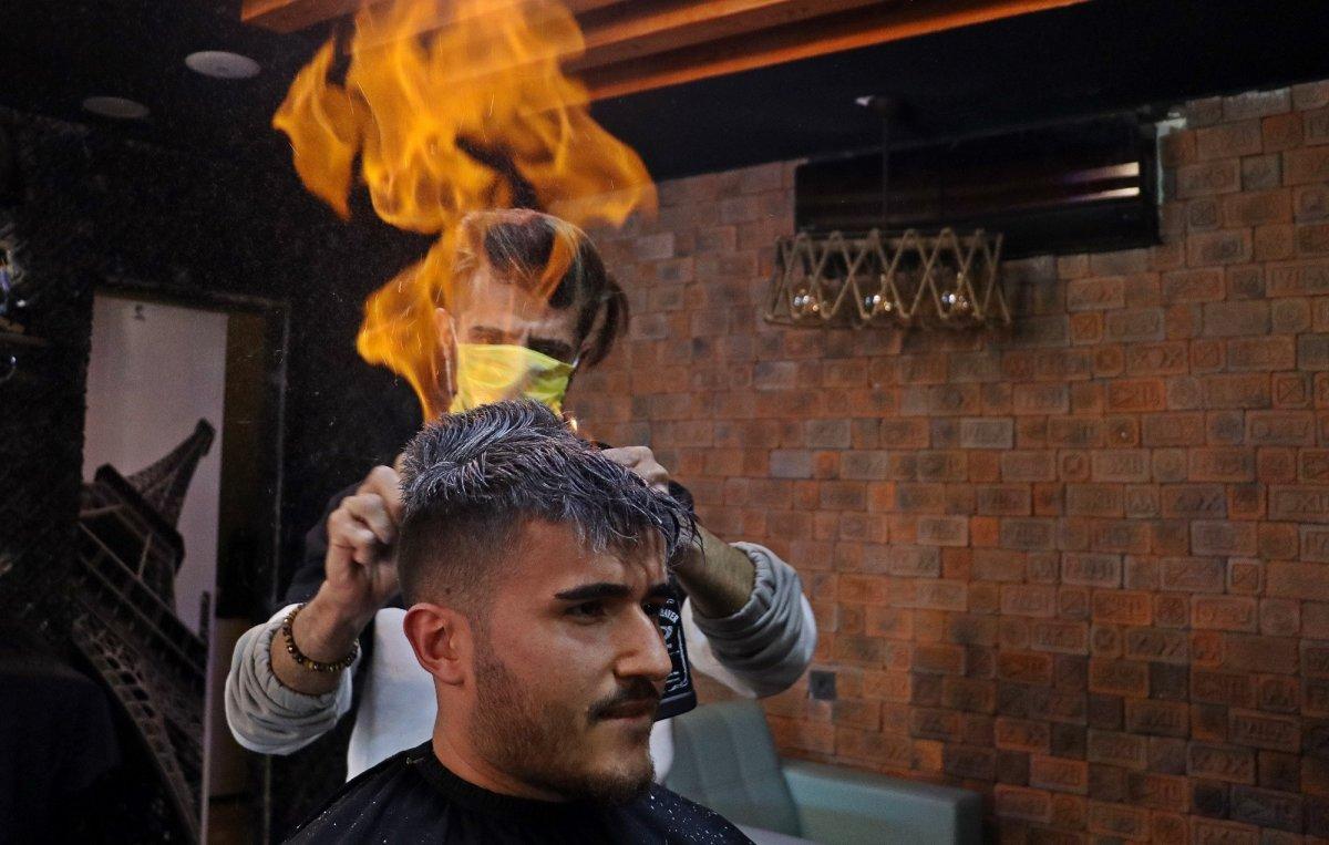 Antalya'da berber, saç tıraşını ateşle yapıyor