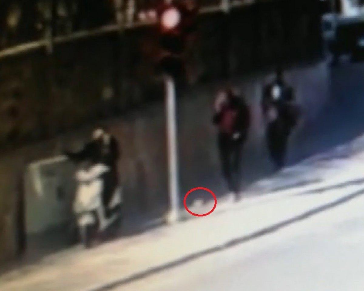 Denizli'de yere düşen altın dolu poşeti alıp, kaçtı