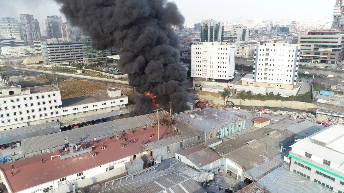 Halkalı'da geri dönüşüm tesisinde yangın çıktı