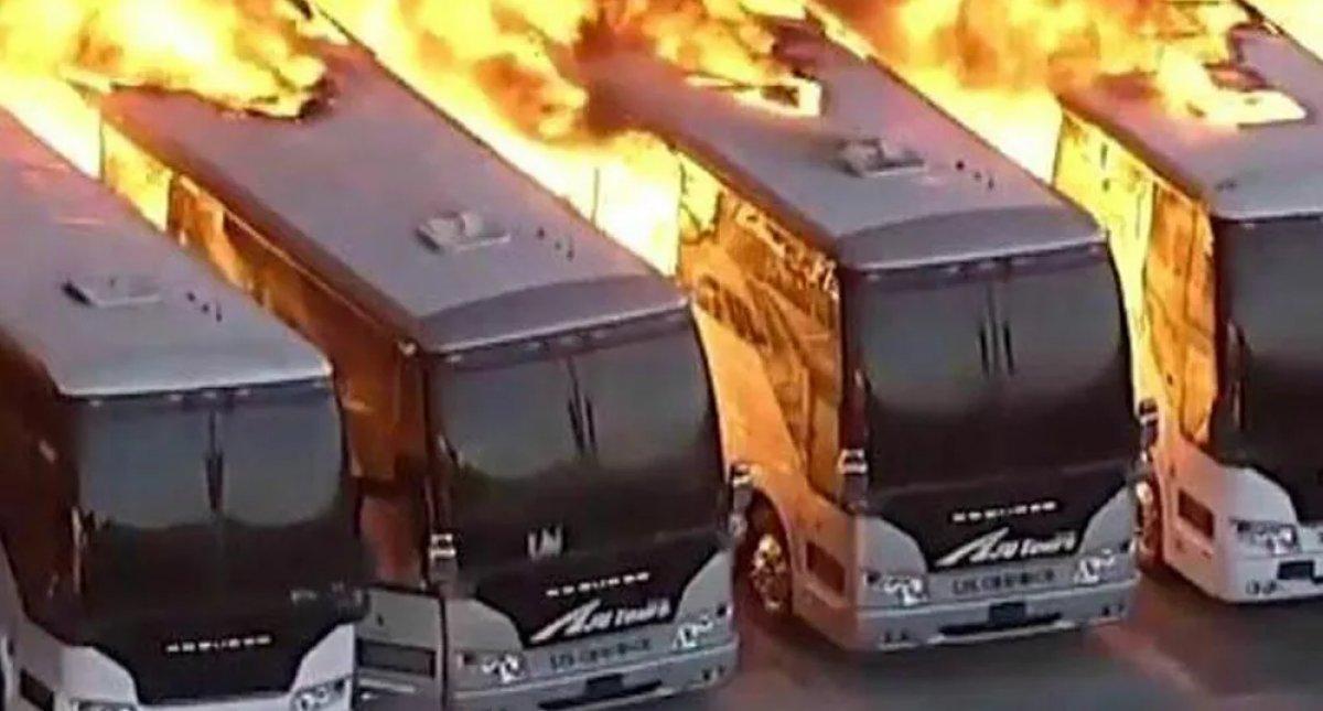 ABD'deki yangında, çok sayıda otobüs küle döndü