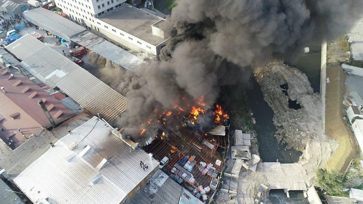 Halkalı'da geri dönüşüm tesisinde yangın çıktı