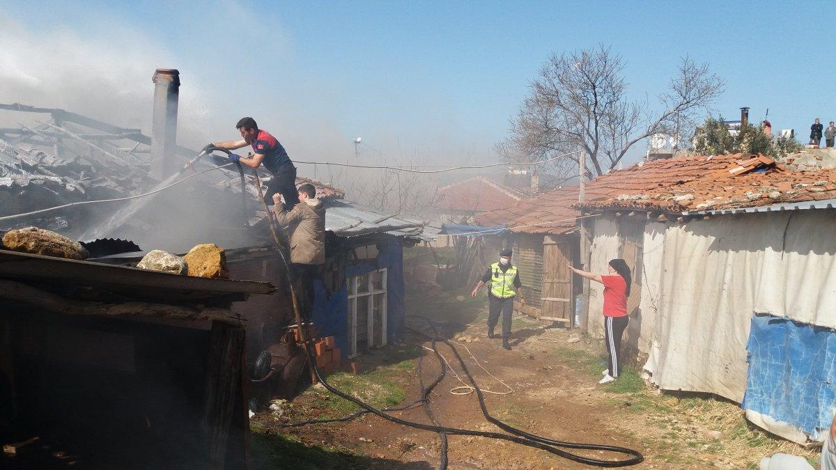 Çanakkale'de bacadan yangın çıktı, evden geriye bir tek baca kaldı