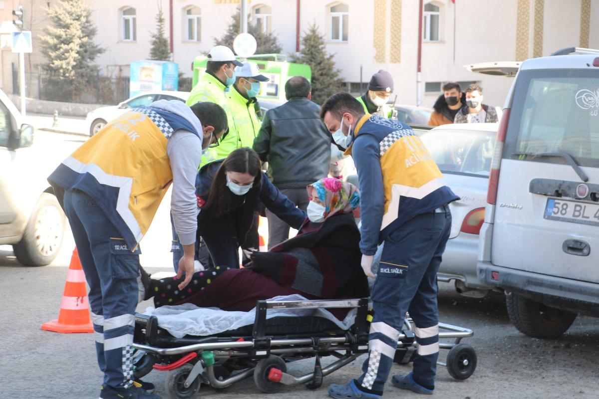 Sivas’ta eşini doğuma götüren şahıs kaza yaptı