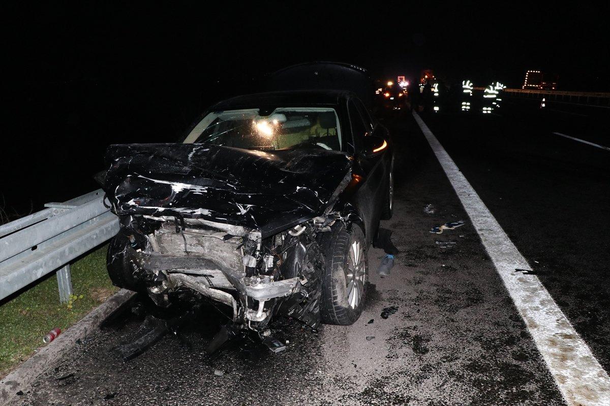 Manisa'da ikiye bölünen araçtan yara almadan kurtuldu