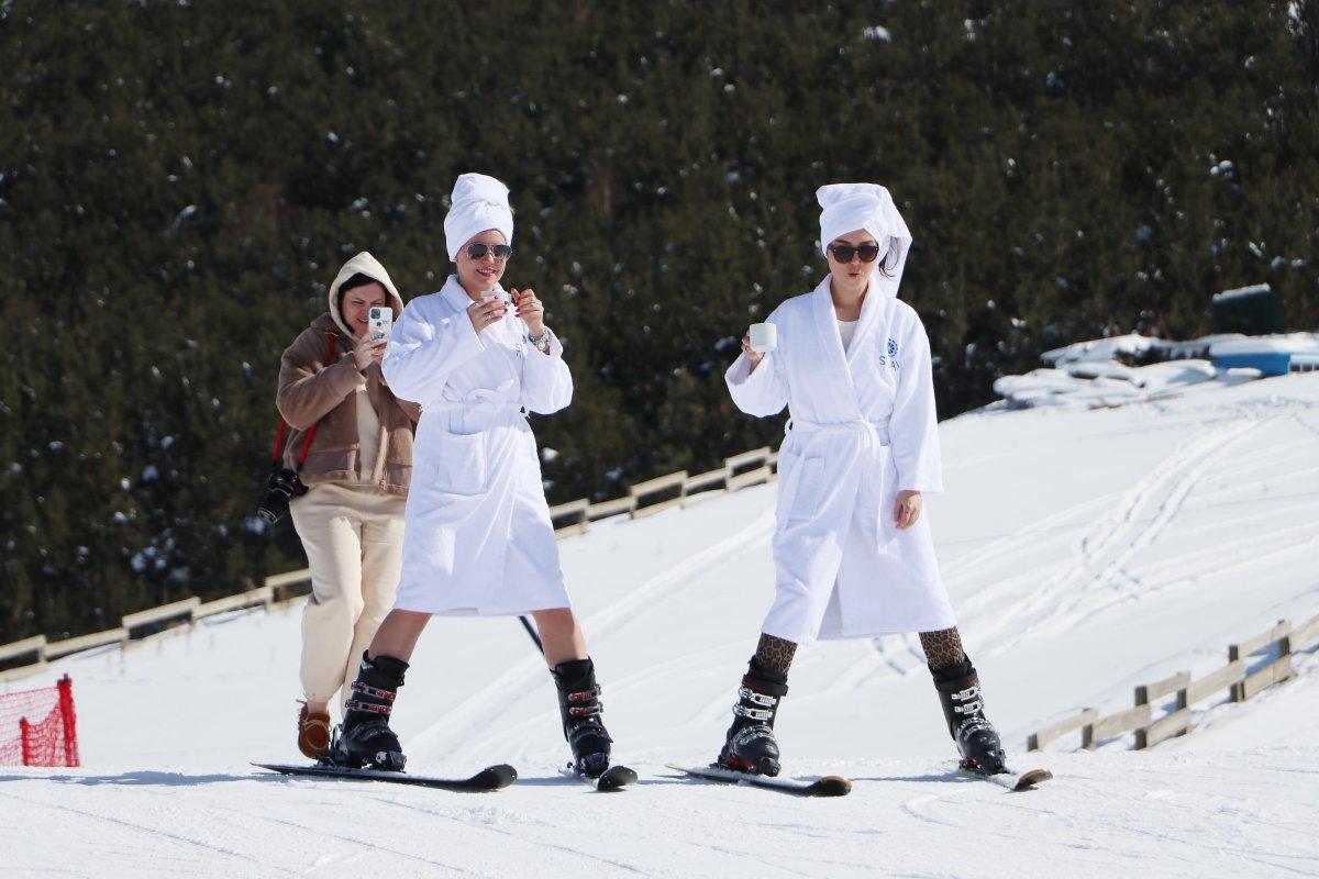 Rus turistlerin bornozlu Palandöken keyfi