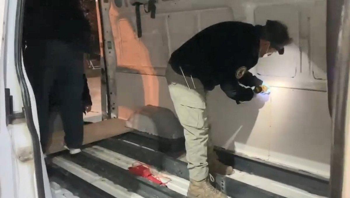 Koceli'de bir araçta 7 bin 600 adet tütün yakalandı