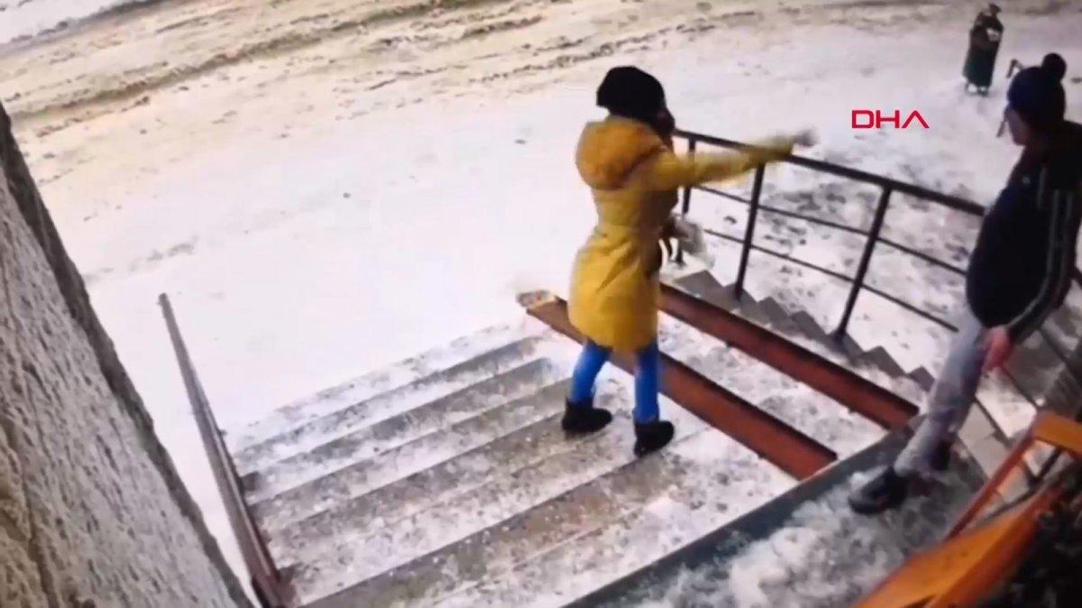 Rusya’da sokakta insanlara saldıran kadın gözaltına alındı