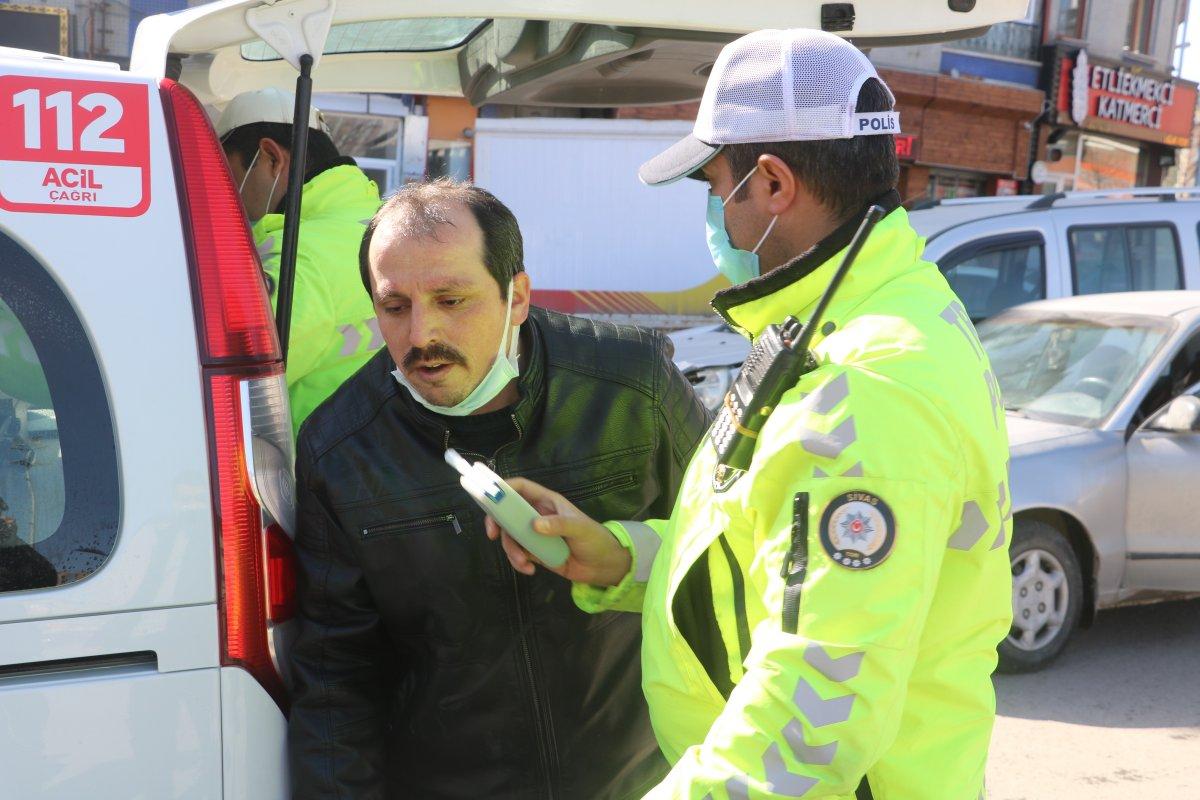 Sivas’ta eşini doğuma götüren şahıs kaza yaptı