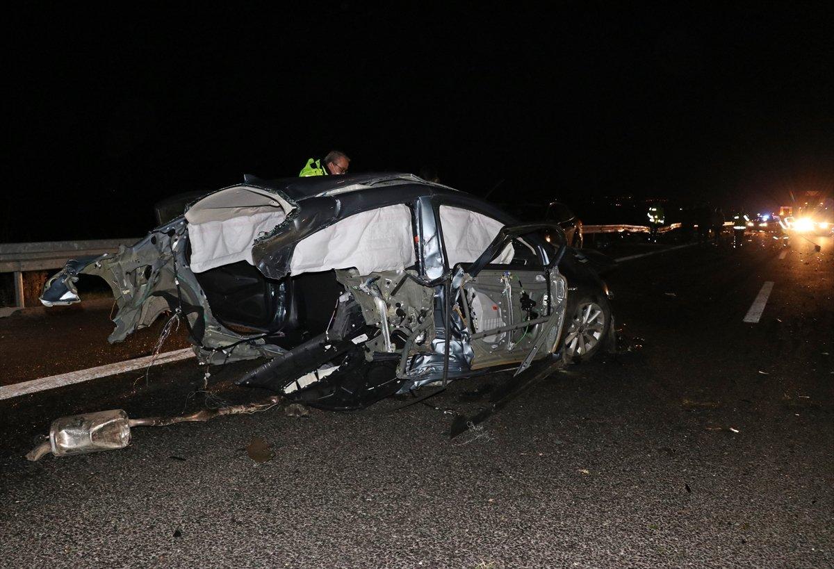 Manisa'da ikiye bölünen araçtan yara almadan kurtuldu