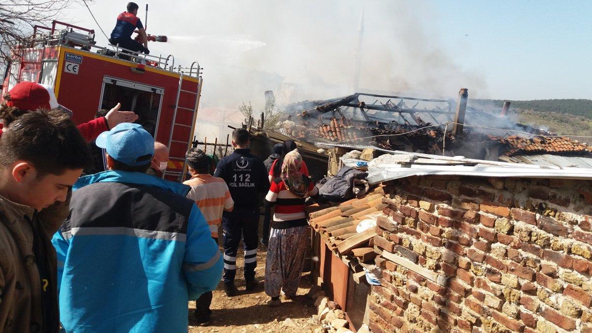Çanakkale'de bacadan yangın çıktı, evden geriye bir tek baca kaldı