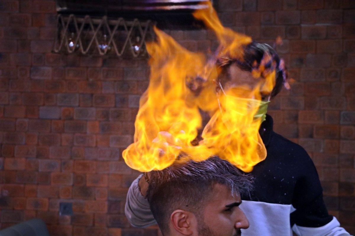 Antalya'da berber, saç tıraşını ateşle yapıyor