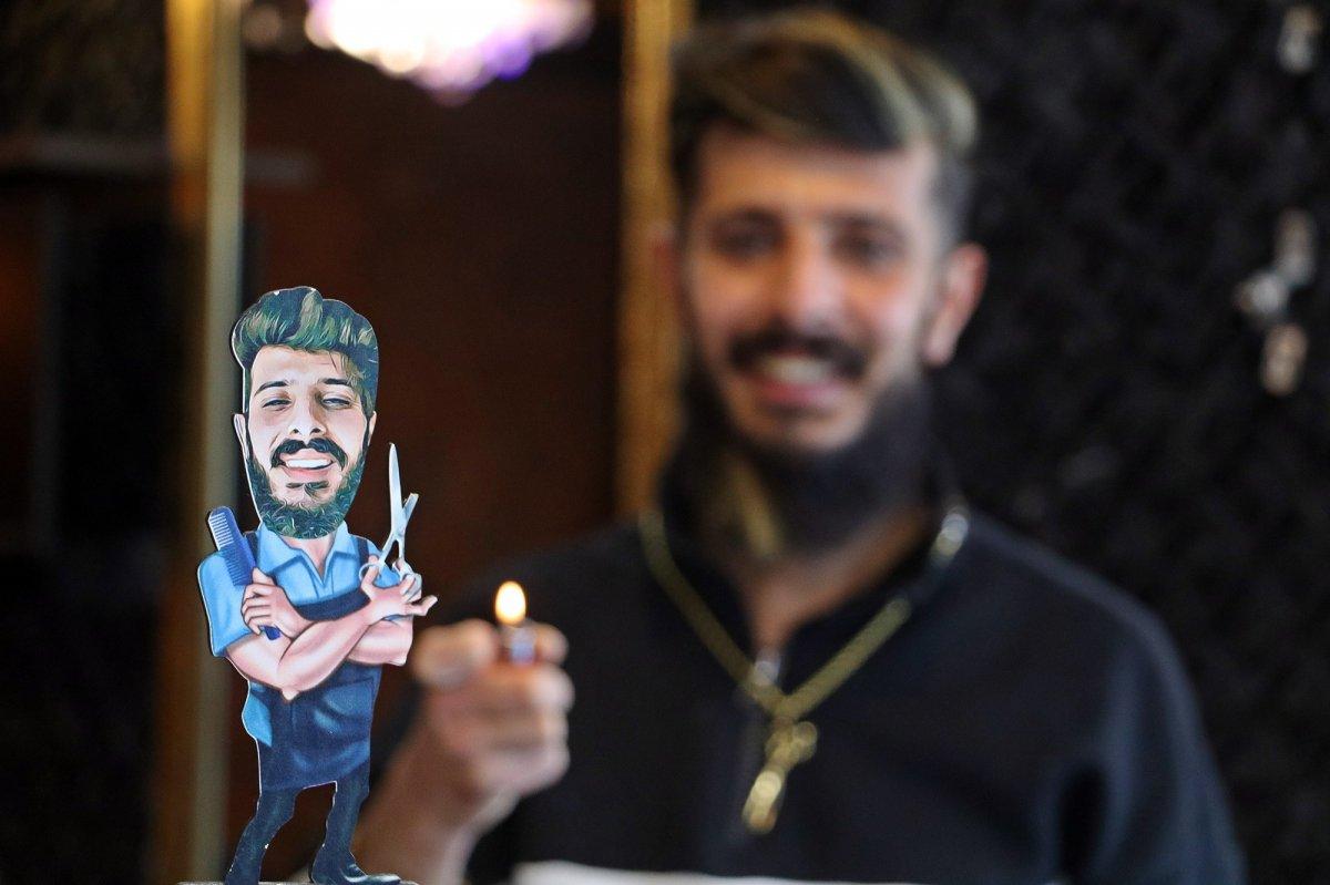 Antalya'da berber, saç tıraşını ateşle yapıyor