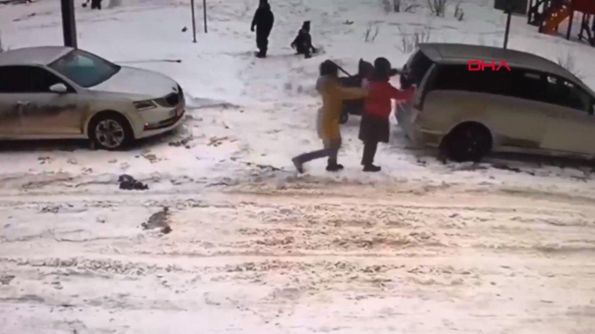 Rusya’da sokakta insanlara saldıran kadın gözaltına alındı