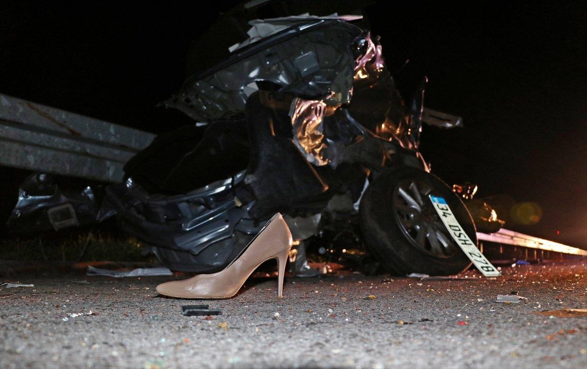 Manisa'da ikiye bölünen araçtan yara almadan kurtuldu