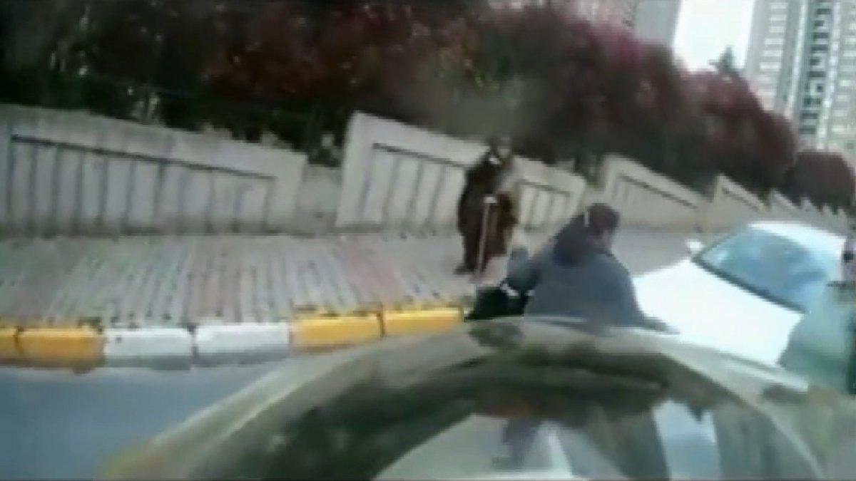 Ataşehir’de para toplayan kadınların oyunun motosikletli bozdu