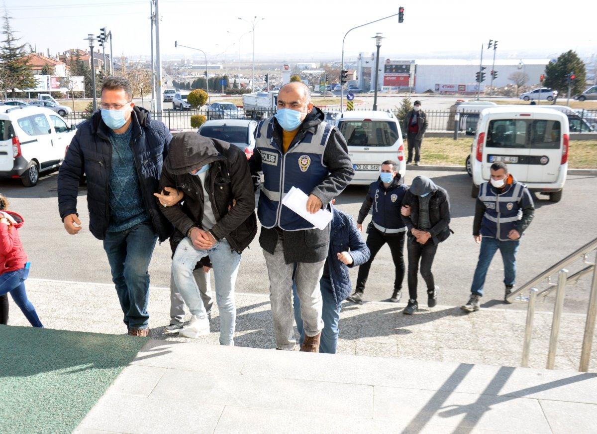 Karaman'da büfenin kilidini kırıp, hırsızlık yaptılar