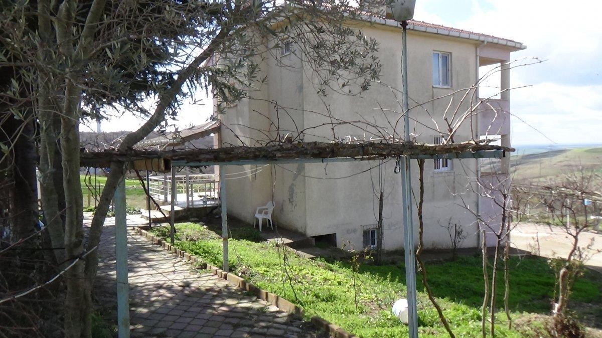 Silivri’de cinnet getiren genç, öz ve üvey annesini öldürdü