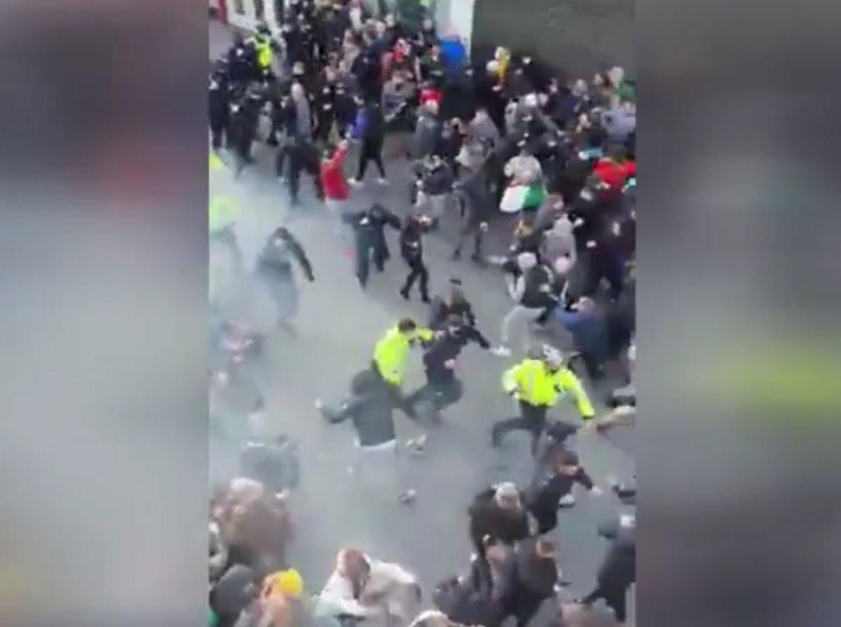 İrlanda'da koronavirüs kısıtlamalarını protestoda ortalık karıştı