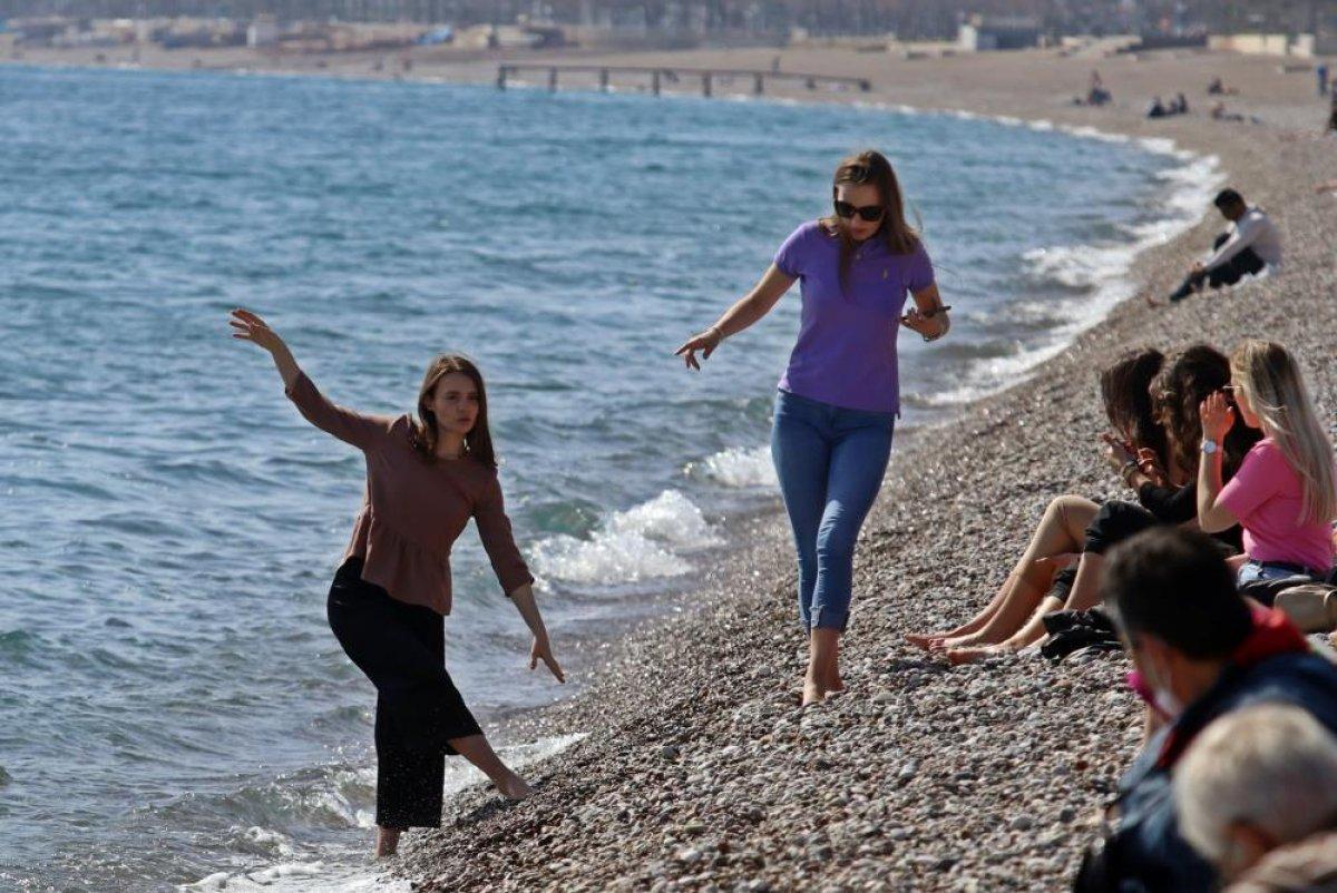 Antalya'da kısıtlamadan muaf turistlerin deniz keyfi