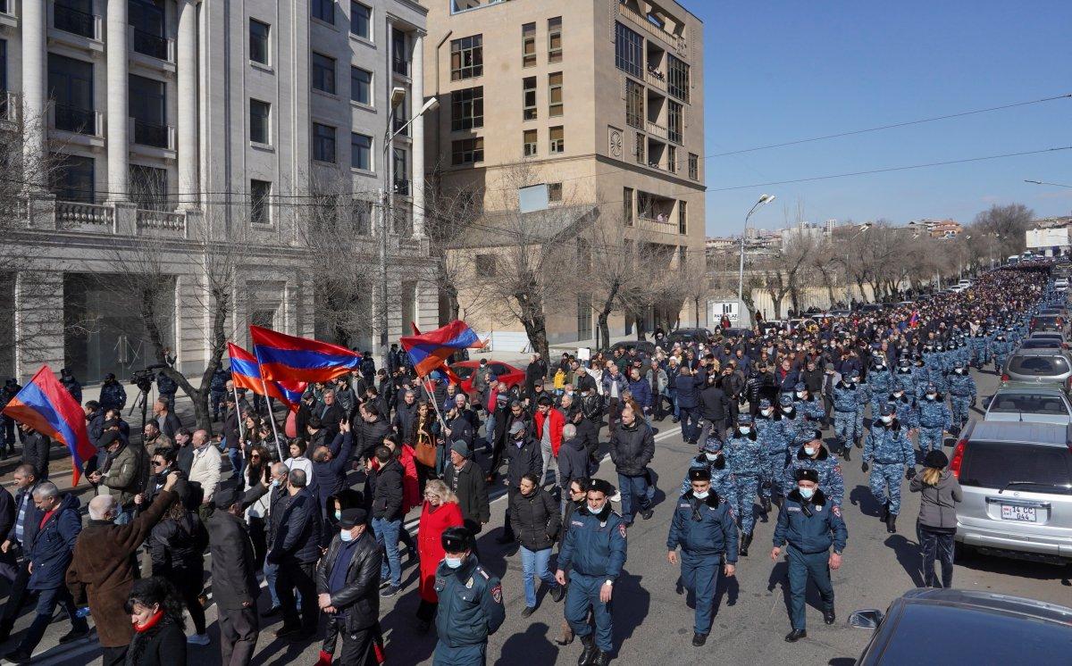 Nikol Paşinyan, destekçilerini meydanlara çağırdı