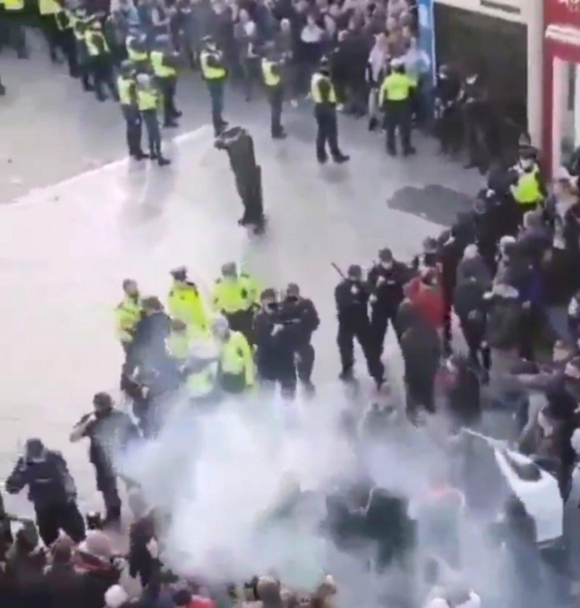 İrlanda'da koronavirüs kısıtlamalarını protestoda ortalık karıştı