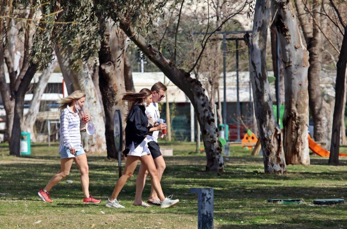 Antalya'da kısıtlamadan muaf turistlerin deniz keyfi