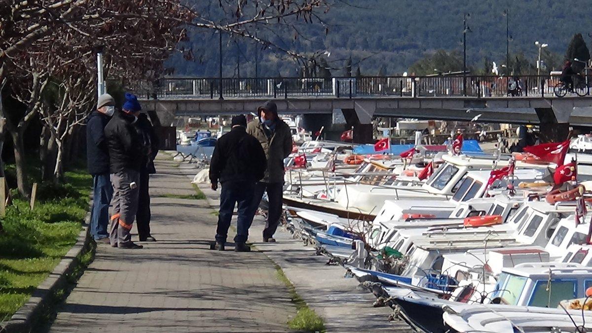 Sarıçay’da sular çekildi, tekneler karaya oturdu