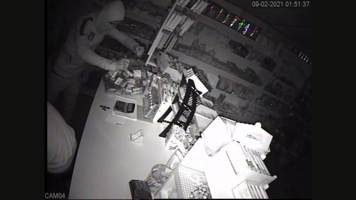 Karaman'da büfenin kilidini kırıp, hırsızlık yaptılar