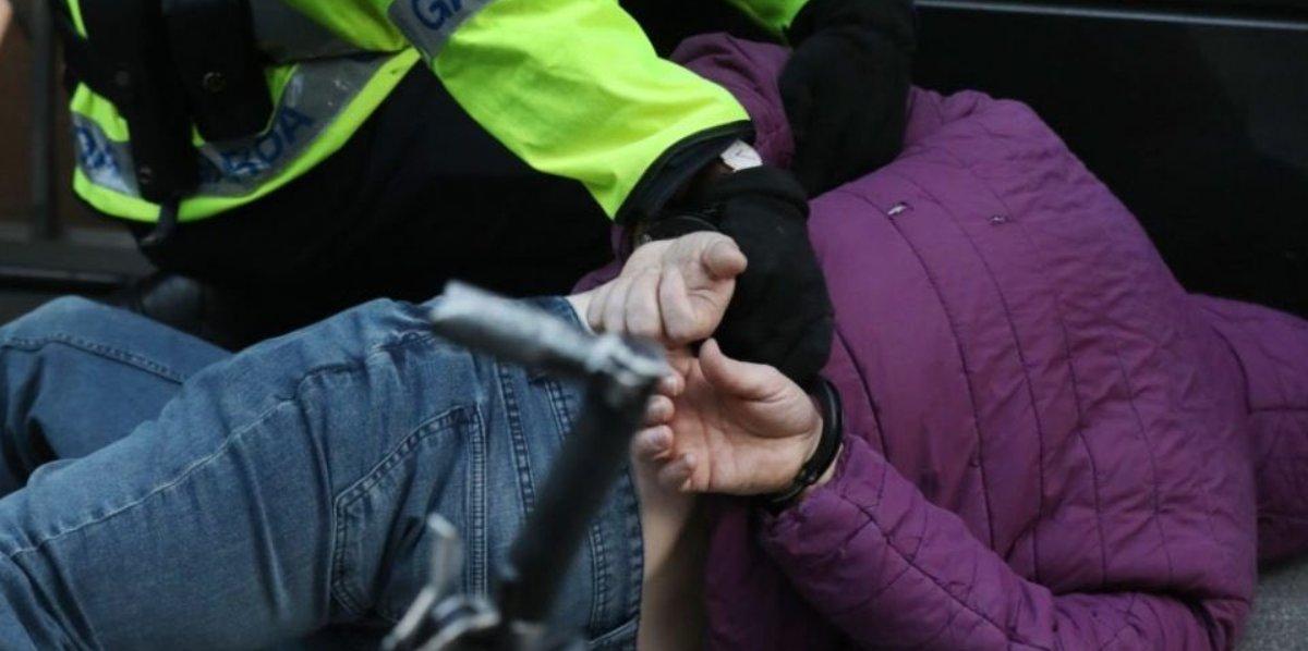 İrlanda'da koronavirüs kısıtlamalarını protestoda ortalık karıştı