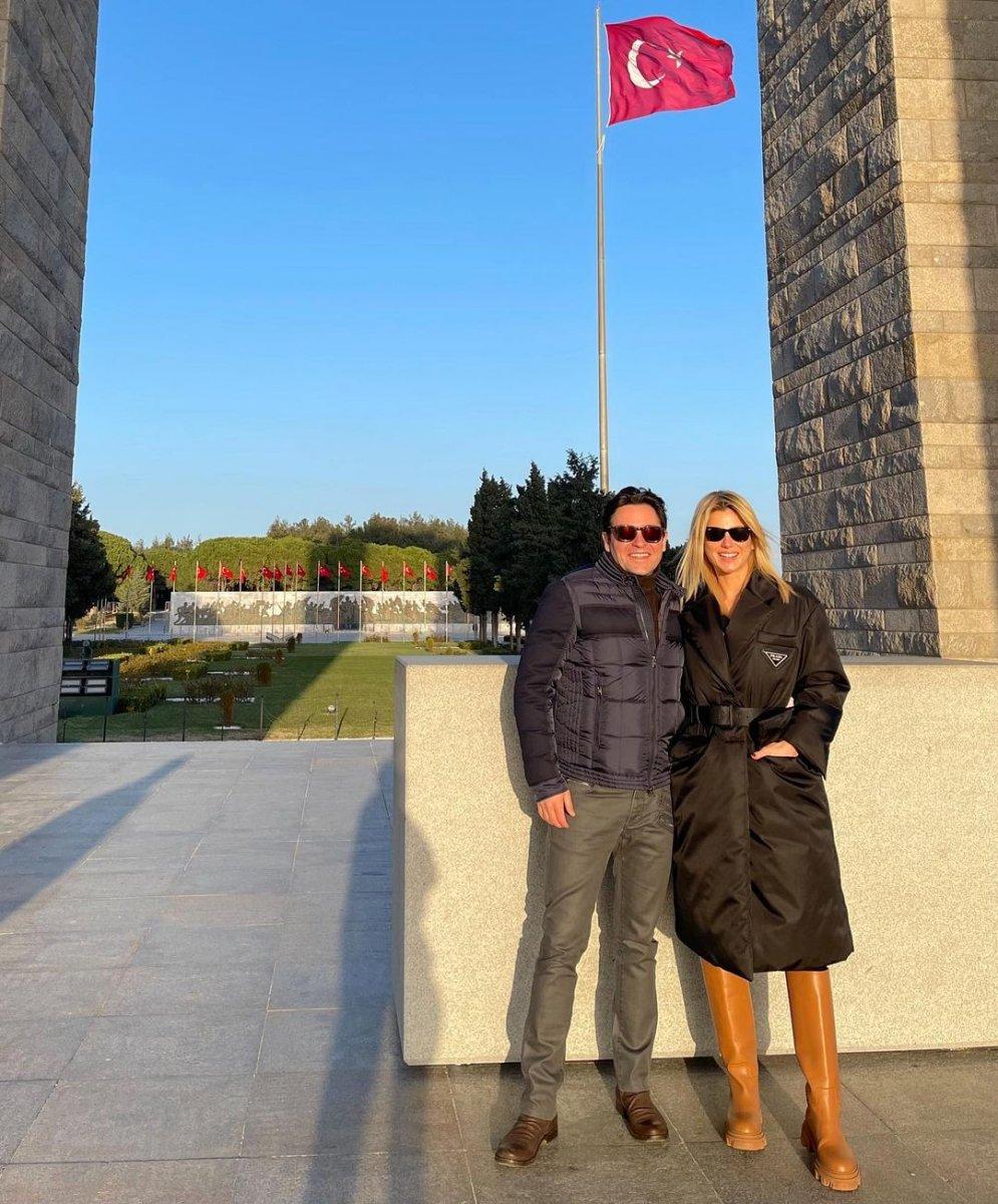 Hacı Sabancı ile Nazlı Kayı Çanakkale Şehitliği’ni ziyaret etti