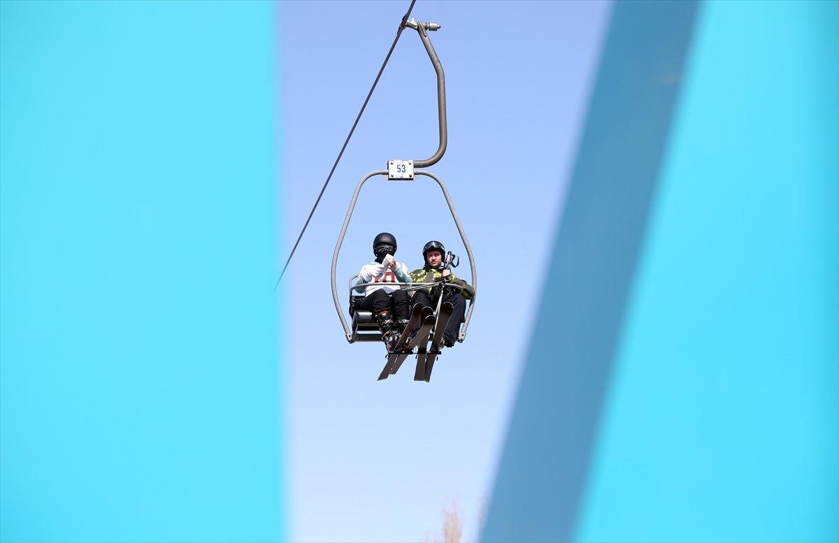 Kısıtlamadan muaf olan turistler, Palandöken'e akın etti