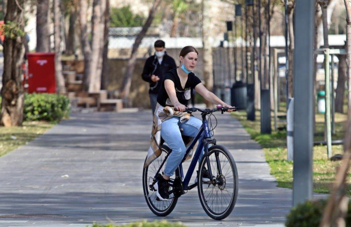 Antalya'da kısıtlamadan muaf turistlerin deniz keyfi