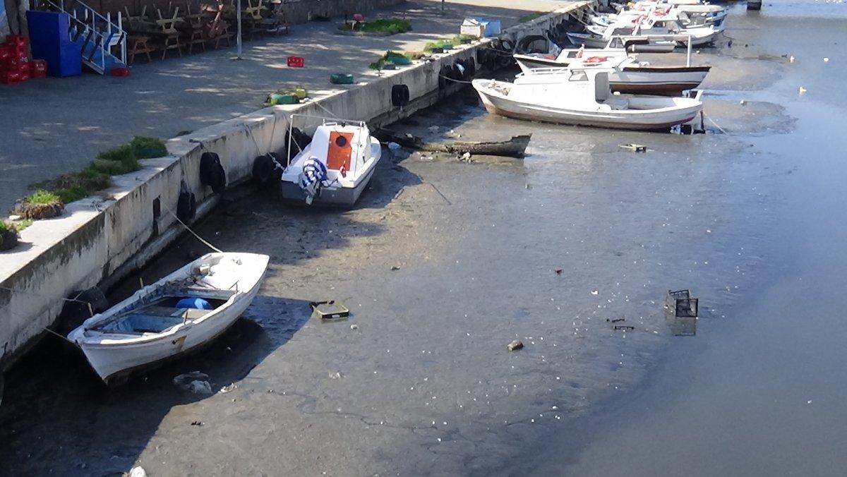 Sarıçay’da sular çekildi, tekneler karaya oturdu