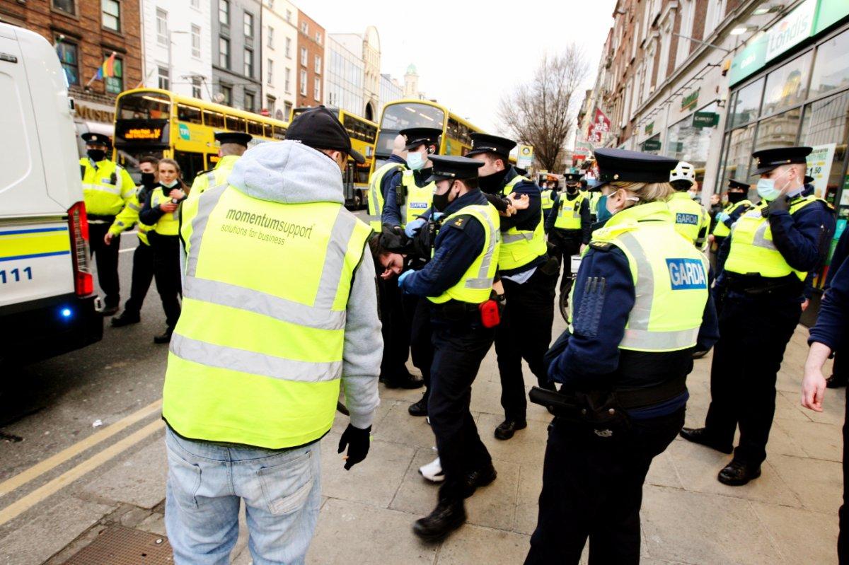 İrlanda'da koronavirüs kısıtlamalarını protestoda ortalık karıştı
