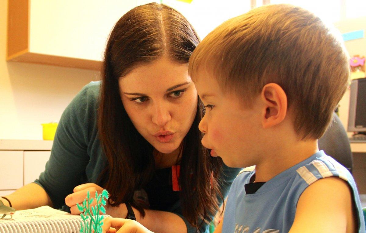 Konuşma gecikmesi otizmle karıştırılıyor