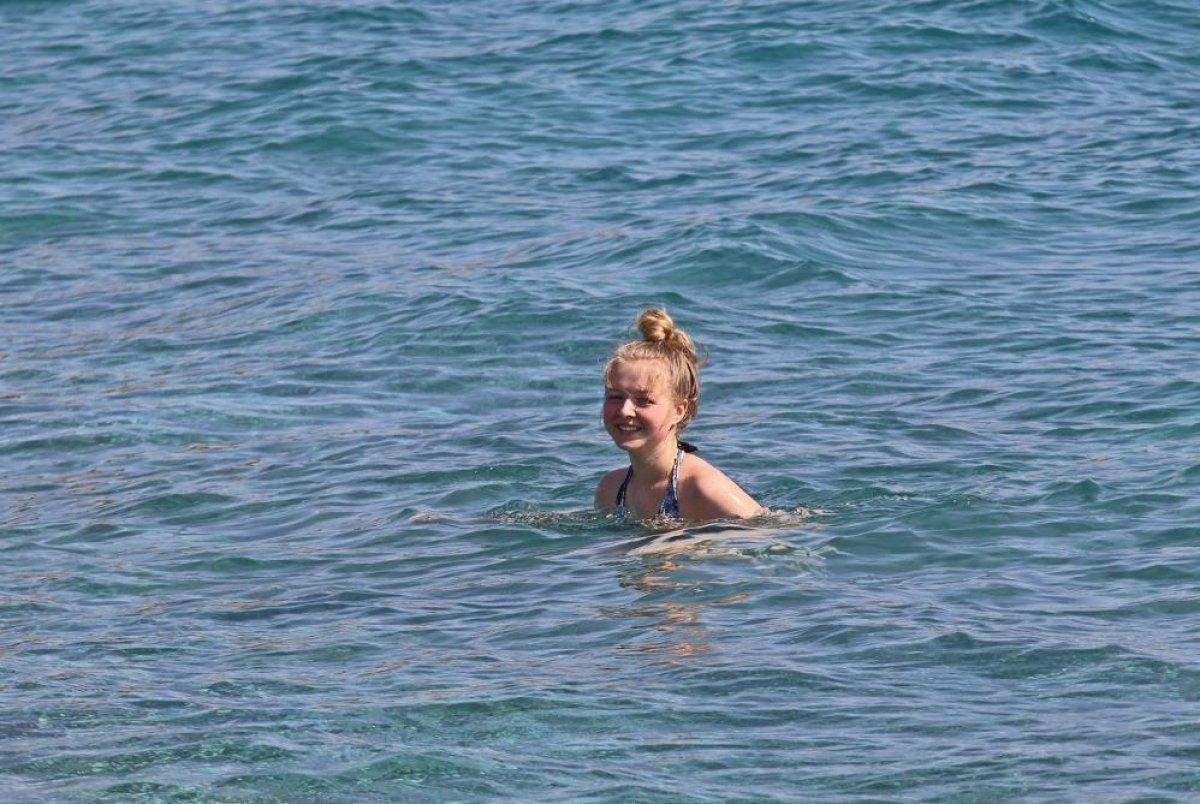 Antalya'da kısıtlamadan muaf turistlerin deniz keyfi