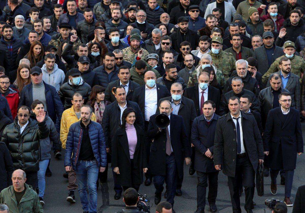 Nikol Paşinyan, destekçilerini meydanlara çağırdı