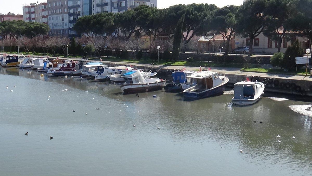 Sarıçay’da sular çekildi, tekneler karaya oturdu