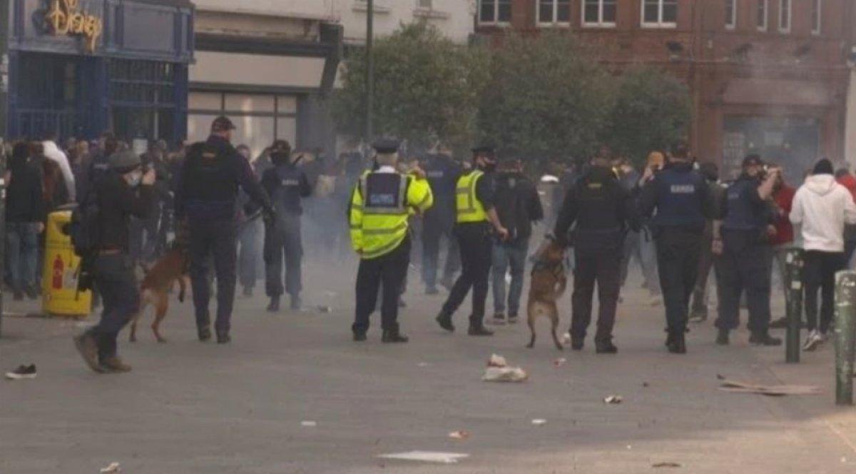 İrlanda'da koronavirüs kısıtlamalarını protestoda ortalık karıştı