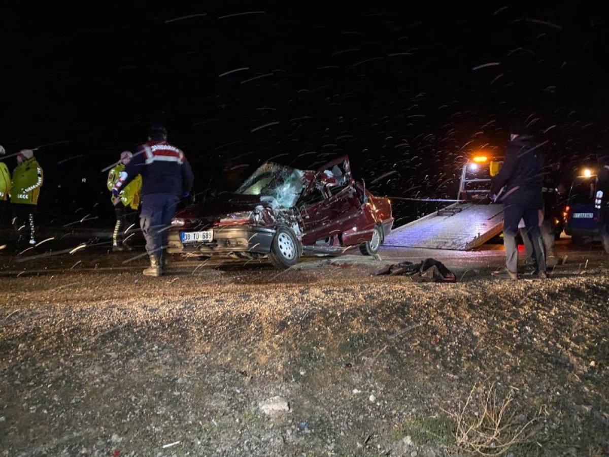 Niğde'de otomobil kamyonete arkadan çarptı: 1 ölü 1 yaralı