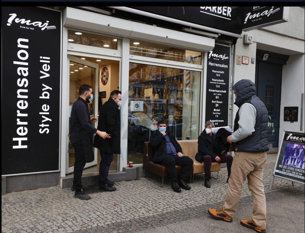 Almanlar 2,5 ay aradan sonra kuaföre gidebildi