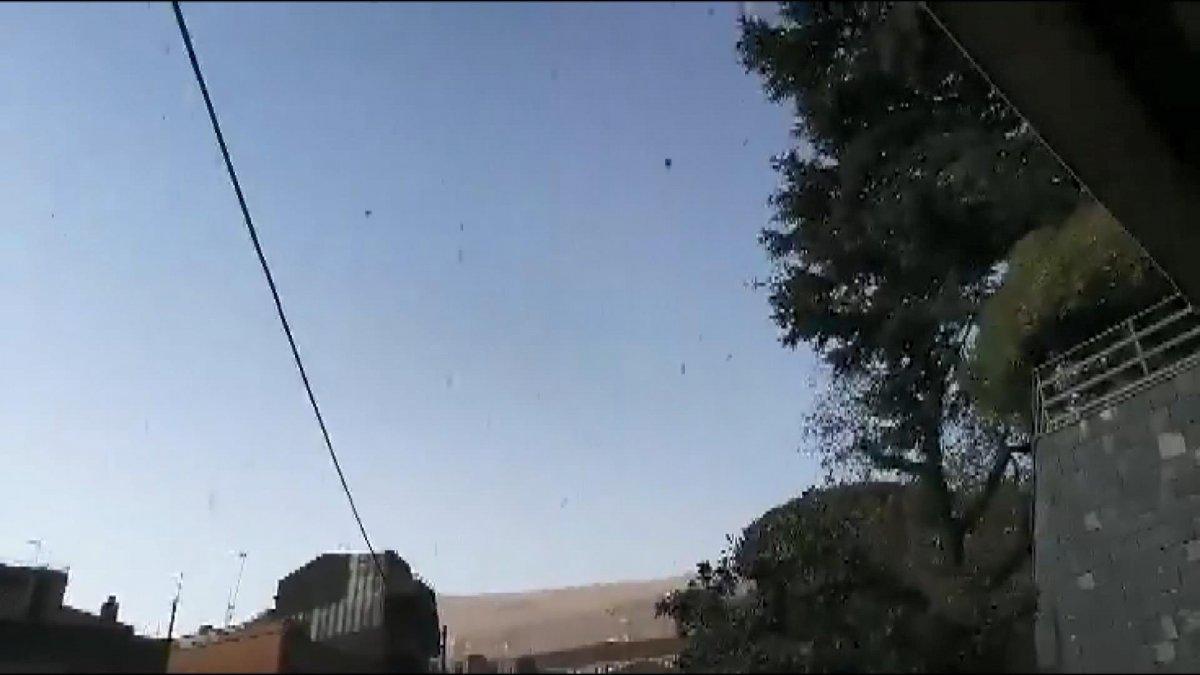 İtalya’da halk Etna’nın püskürttüğü külleri temizliyor