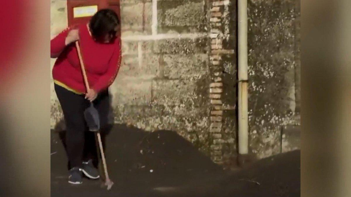 İtalya’da halk Etna’nın püskürttüğü külleri temizliyor