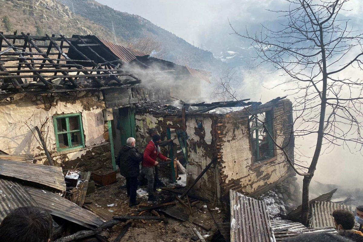 Gümüşhane’de ev ve ahır yandı, hayvanlar son anda kurtarıldı