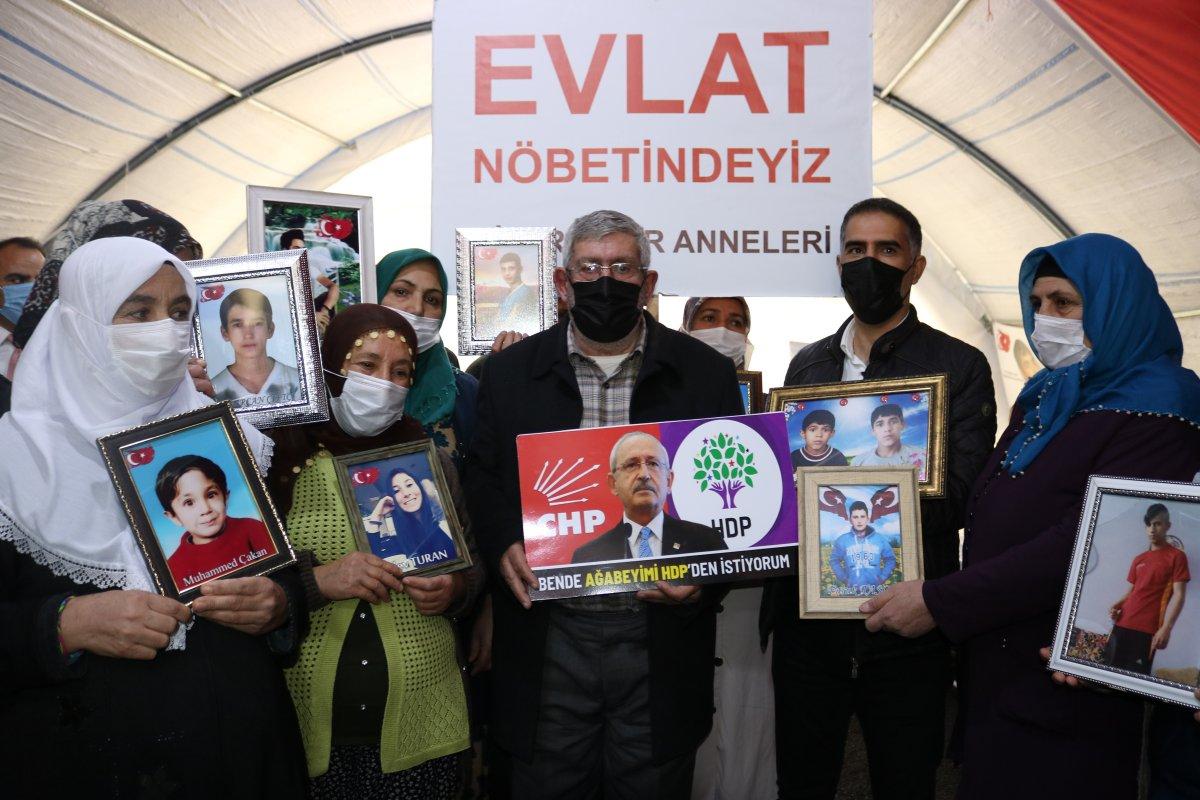 Kemal Kılıçdaroğlu'nun kardeşi Celal Kılıçdaroğlu, Diyarbakır'daki anneleri ziyaret etti