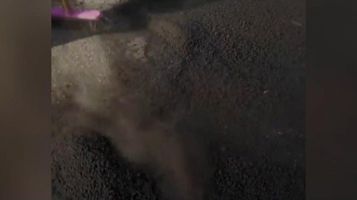 İtalya’da halk Etna’nın püskürttüğü külleri temizliyor